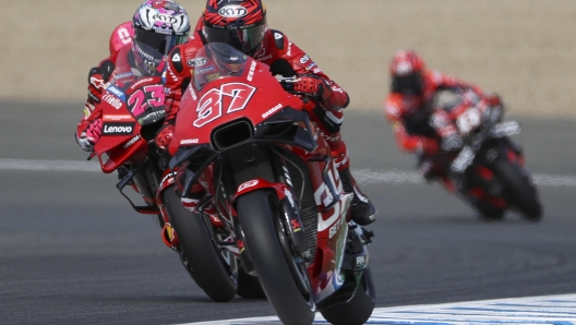 epa10596842 Spanish MotoGp rider Augusto Fernandez (R) of GASGAS Factory Racing Tech3 and Italian MotoGP rider Enea Bastianini (L) of Ducati Lenovo Team in action during the first free training session of the Spanish Motorcycling Grand Prix at Angel Nieto track in Jerez de la Frontera, Spain, 28 April 2023.  EPA/Ramon Rios