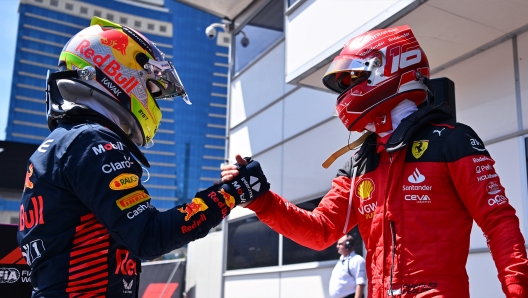 Max Verstappen e Charles Leclerc a Baku