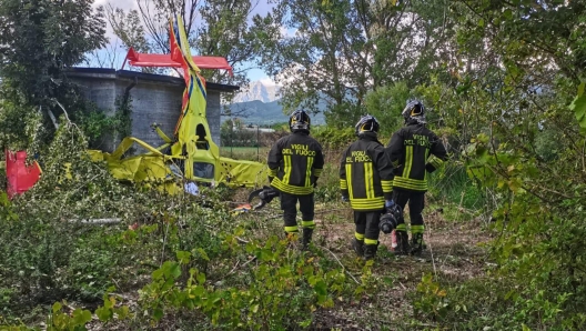 Vigili del fuoco al lavoro sul luogo di un aereo ultraleggero precipitato, in un'immagine d'archivio. ANSA/ VIGILI DEL FUOCO ++HO - NO SALES EDITORIAL USE ONLY++