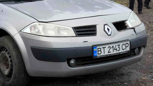 Un'auto in Ucraina che porta i segni della guerra. AP