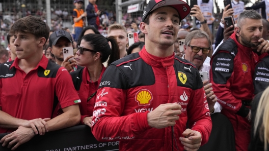 Charles Leclerc festeggia coi meccanici il podio di Baku. AP