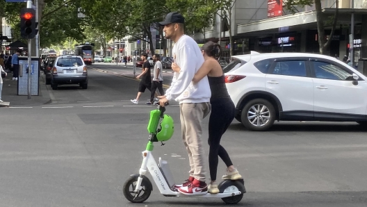 Kyrgios è un amante dei veicoli elettrici, non solo grossi e a quattro ruote. Qui percorre le strade di Melbourne in monopattino. Epa