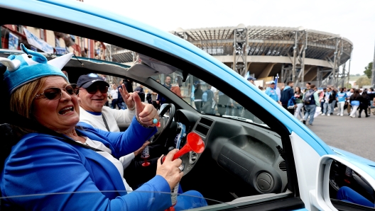 Foto Alessandro Garofalo/LaPresse 30 aprile  2023 Napoli, Italia sport calcio Napoli vs Salernitana  - Campionato di calcio Serie A TIM 2022/2023 - stadio Diego Armando Maradona Nella foto: tifosi Napoli festeggiano fuori allo stadio per la vittoria del terzo scudetto   April 30 , 2023 Naples, Italy sport soccer  Napoli vs Salernitana   - Italian Football Championship League A TIM 2022/2023 - Diego Armando Maradona stadium. In the pic: Napoli fans celebrate outside the stadium for the victory of the third scudetto