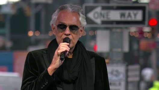 Andrea Bocelli si è esibito a Times Square davanti ai fan in delirio, incantati ed esaltati dallo spettacolare arrivo a sorpresa del tenore a cavallo, insieme a sua moglie Veronica, 26 Marzo 2023. ANSA/US    +++ HO NO SALES - EDITORIAL USE ONLY +++ o +++ ANSA PROVIDES ACCESS TO THIS HANDOUT PHOTO TO BE USED SOLELY TO ILLUSTRATE NEWS REPORTING OR COMMENTARY ON THE FACTS OR EVENTS DEPICTED IN THIS IMAGE; NO ARCHIVING; NO LICENSING +++NPK+++