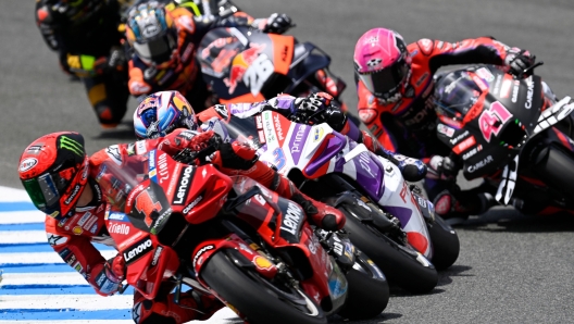 Ducati Italian rider Francesco Bagnaia (L) competes during the MotoGP Spanish Grand Prix at the Jerez racetrack in Jerez de la Frontera on April 30, 2023. (Photo by JORGE GUERRERO / AFP)