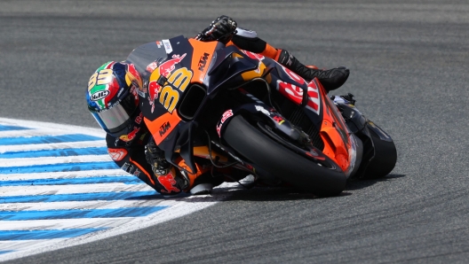 Brad Binder in azione sulla KTM a Jerez. AFP