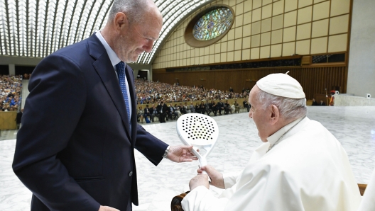 A handout picture provided by the Vatican Media shows Pope Francis meets with Italian Tennis and Padel Federation in Vatican, 06 May 2023. ANSA/ VATICAN MEDIA +++ ANSA PROVIDES ACCESS TO THIS HANDOUT PHOTO TO BE USED SOLELY TO ILLUSTRATE NEWS REPORTING OR COMMENTARY ON THE FACTS OR EVENTS DEPICTED IN THIS IMAGE; NO ARCHIVING; NO LICENSING +++ NPK