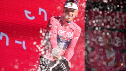 Foto Massimo Paolone / LaPresse 06 Maggio 2023 - Fossacesia Marina, Italia - Sport - Ciclismo - Giro d?Italia 2023 - Edizione 106 - Tappa 1 - Costa dei Trabocchi Tudor ITT Fossacesia Marina - Ortona  Nella foto:  EVENEPOEL Remco( BEL) SOUDAL QUICK-STEP, vincitore della 1a Tappa cronometro sul podio con la maglia rosa  May 06, 2023 Pescara, Italy - Sport - Cycling - Giro d?Italia 2023 - 106th Edition - Costa dei Trabocchi Tudor ITT Fossacesia Marina - Ortona  In the pic:  EVENEPOEL Remco( BEL) SOUDAL QUICK-STEP,, the winner, pink jersey on the podium