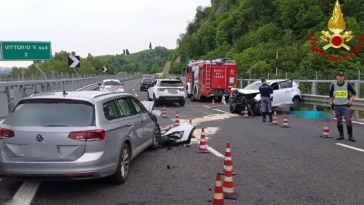 Una vettura entrata in contromano sulla A27 si è schiantata nel pomeriggio contro due mezzi che viaggiavano nella direzione corretta. Il bilancio al momento è di una vittima e tre feriti. L'incidente è avvenuto nel tratto di Vittorio Veneto, sulla corsia per Venezia. La carreggiata interessata è tuttora chiusa al traffico. ANSA/VIGILI DEL FUOCO +++ ANSA PROVIDES ACCESS TO THIS HANDOUT PHOTO TO BE USED SOLELY TO ILLUSTRATE NEWS REPORTING OR COMMENTARY ON THE FACTS OR EVENTS DEPICTED IN THIS IMAGE; NO ARCHIVING; NO LICENSING +++ NPK +++