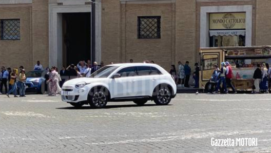 Intorno all'auto è stato formato un cordone di addetti alla sicurezza. E' stato più facile scattare foto da lontano.