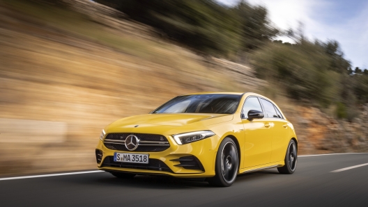 Mercedes-AMG A 35 4MATIC, sonnengelb, Leder titangrau pearl/schwarz
(Kraftstoffverbrauch kombiniert 7,4-7,3 l/100 km; CO2-Emissionen kombiniert 169-167 g/km) //
Mercedes-AMG A 35 4MATIC, sun yellow, leather titanium grey pearl/black; (combined fuel consumption 7.4-7.3 l/100 km; combined CO2 emissions 169-167 g/km)