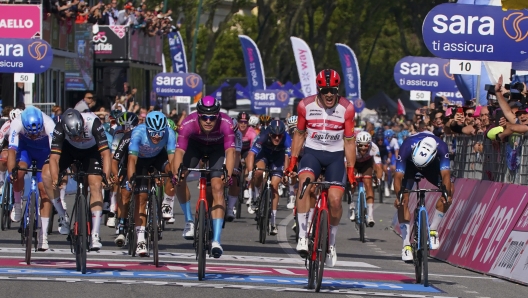 Giro d'Italia 2023 - 106th Edition - 6th stage Napoli - Napoli 164 km - 11/05/2023 - Mads Pedersen (DEN - Trek - Segafredo) - Jonathan Milan (ITA - Bahrain - Victorious) - Pascal Ackermann (GER - UAE Team Emirates) - photo Massimo Fulgenzi/SprintCyclingAgency©2023