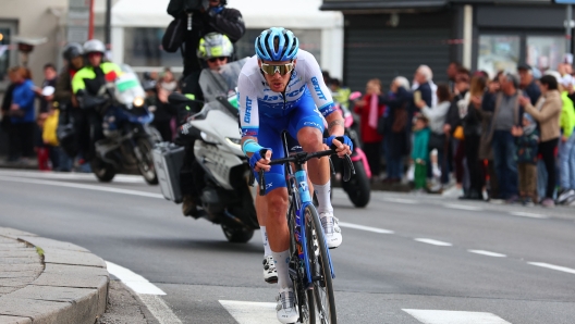 Team Jayco AlUla's Italian rider Alessandro De Marchi cycles in a breakaway during the sixth stage of the Giro d'Italia 2023 cycling race, 162 km between Naples and Naples, on May 11, 2023. (Photo by Luca Bettini / AFP)