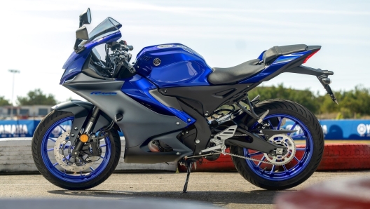 Il filante profilo della nuova Yamaha R125 2023