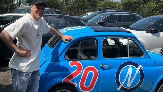 Piotr Zielinski mostra la sua Fiat 500