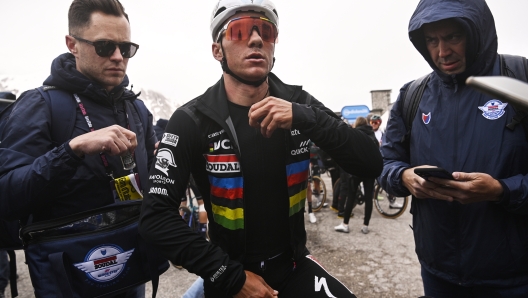 Foto Fabio Ferrari/ LaPresse 12 Maggio 2023 - Capua, Italia - Sport - Ciclismo - Giro d?Italia 2023 - Edizione 106 - Tappa 7 - Capua - Gran Sasso d'Italia (Campo Imperatore) Nella foto:  EVENEPOEL Remco(BEL)SOUDAL QUICK-STEP  May 12, 2023 Capua, Italy - Sport - Cycling - Giro d?Italia 2023 - 106th Edition - Stage 7 - Capua - Gran Sasso d'Italia (Campo Imperatore) In the pic:  EVENEPOEL Remco(BEL)SOUDAL QUICK-STEP