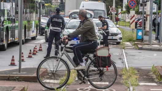 Polizia locale effettua i rilievi sul luogo dove un ciclista  stato investito e ucciso da un camion a Milano, 8 maggio, 2023. Il ciclista dopo l'impatto col mezzo pesante, un autoarticolato,  stato portato in codice rosso all'ospedale Niguarda dove poco dopo  deceduto a causa delle ferite riportate. Ansa/Andrea Fasani