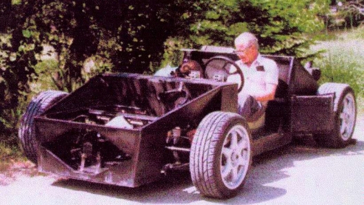 Bizzarrini che negli anni '90 collauda uno dei primi prototipi ibridi realizzati con la Sapienza