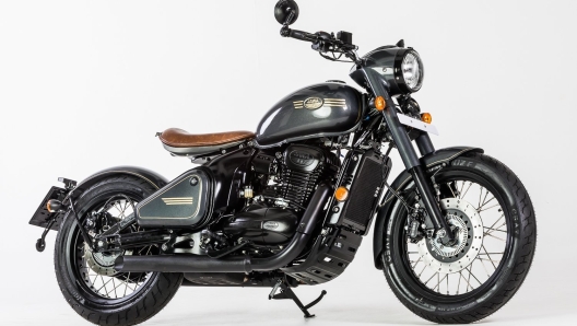 La Jawa 350 Perak, una monocilindrica classica dallo stile vagamente bobber