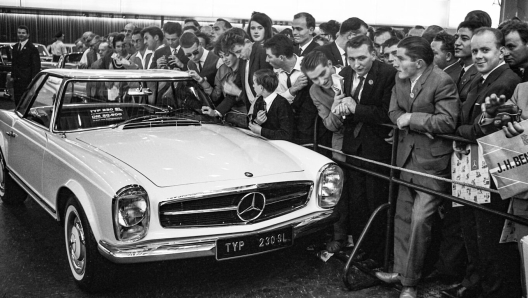 Mercedes-Benz 230 SL “Pagoda” (W 113). Presentation at the International Motor Show in Frankfurt am Main (IAA) from 12 to 22 September 1963. (Photo index number in the Mercedes-Benz Classic Archives: 63156-29A)