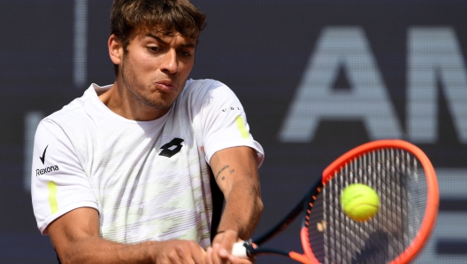 Italy's Flavio Cobolli returns the ball to Australia's Christopher O'Connell (unseen) during their quarter final match at the ATP tennis BMW Open in Munich, southern Germany, on April 21, 2023. (Photo by Christof STACHE / AFP)