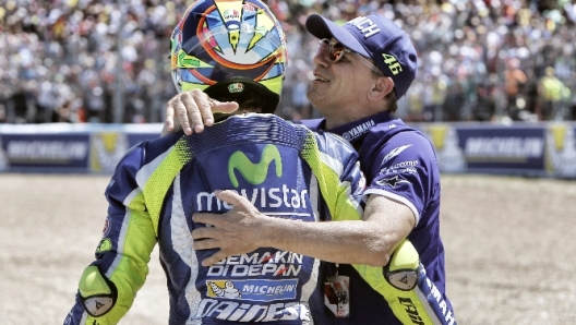 Valentino Rossi e Luca Cadalora e il loro abbraccio a fine gara