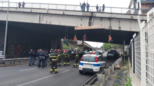 Blitz di Ultima generazione sulla tangenziale di Roma: quattro attivisti si sono calati dal ponte limitrofo tra viale Somalia e viale Libia, mentre un'altra decina ha bloccato il traffico sulla strada in direzione San Giovanni, 17 Maggio 2023. TWITTER/ULTIMA GENERAZIONE