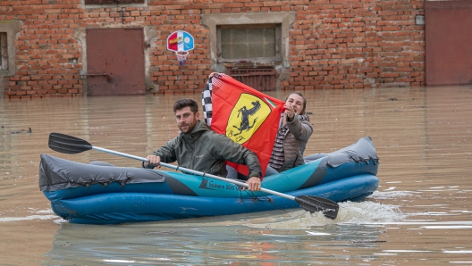 Nel quartiere San Prospero di Imola due ragazzi in canoa provano a sorridere nonostante i disagi dellalluvione IPP