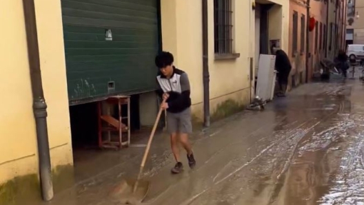 Tsunoda pulisce le strade di Faenza (Twitter F1)