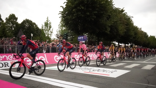 Foto Gian Mattia D'Alberto/LaPresse 18 Maggio 2023 - Bra, Italia - Sport - Ciclismo - Giro d?Italia 2023 - Edizione 106 - Tappa 12 - da Bra a Rivoli Nella foto:  THOMAS Geraint (GBR)INEOS GRENADIERS, Maglia Rosa all'arrivo  May 18, 2023 Bra, Italy - Sport - Cycling - Giro d?Italia 2023 - 106th Edition - Stage 12 - From Bra to Rivoli In the pic:  THOMAS Geraint (GBR)INEOS GRENADIERS, Pink Jersey