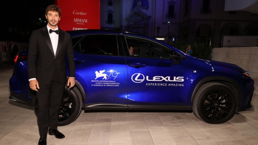 VENICE, ITALY - SEPTEMBER 01:  Stefano de Martino arrives for the "Bardo" red carpet during the 79th Venice Film Festival on September 01, 2022 in Venice, Italy. (Photo by Pascal Le Segretain/Getty Images for Lexus)