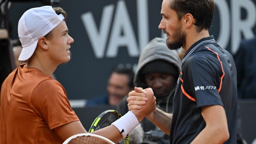 Russia's Daniil Medvedev (R) and Denmark's Holger Rune (L) shake hands after the final of the Men's ATP Rome Open tennis tournament on the central court of Foro Italico in Rome on May 21, 2023. (Photo by Tiziana FABI / AFP)