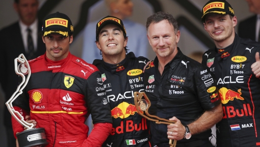 Il podio di Montecarlo 2023, da sinistra Sainz, Perez, Horner e Verstappen. AP