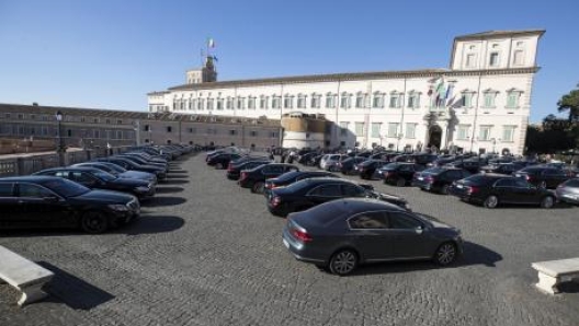 Uno schieramento di auto blu davanti al Quirinale Ansa