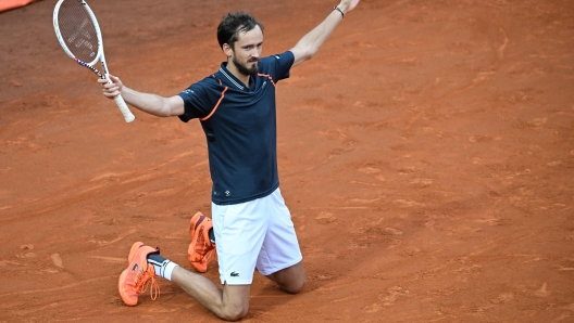 TOPSHOT - Russia's Daniil Medvedev celebrates after winning the final of the Men's ATP Rome Open tennis tournament against Denmark's Holger Rune on the central court of Foro Italico in Rome on May 21, 2023. (Photo by Filippo MONTEFORTE / AFP)