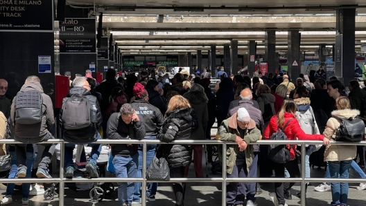 I disagi per lo sciopero dei treni alla stazione Termini di Roma, 14 aprile 2023. ANSA/CLAUDIO PERI