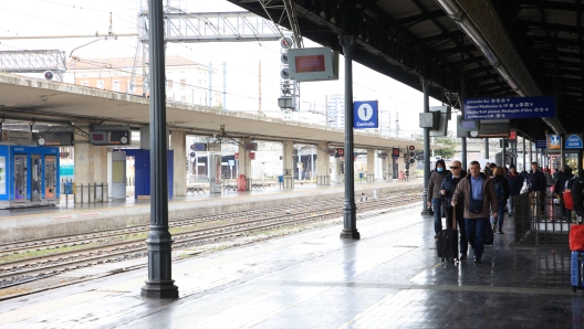 Foto Michele Nucci/LaPresse  14 Aprile 2023 - Bologna, Italia - cronaca nella foto: Disagi in stazione treni per sciopero nazionale e presidio sindacalisti Cgil-Cisl-Uil  Photo Michele Nucci/LaPresse April 14, 2023 - Bologna, Italy - news  in the pic: Inconvenience in the train station due to the national strike and the Cgil-Cisl-Uil union leaders  - BO - 140423 - disagi stazione per sciopero treni - fotografo: Michele Nucci