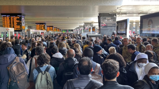 I disagi per lo sciopero dei treni alla stazione Termini di Roma, 14 aprile 2023. ANSA/CLAUDIO PERI