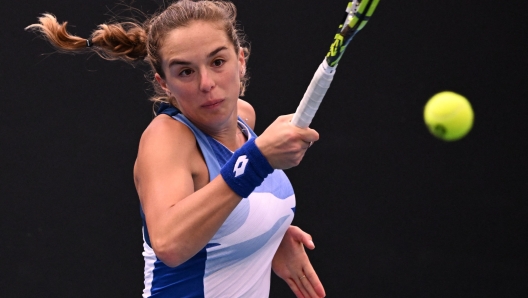 Italy's Lucia Bronzetti hits a return against Germany's Laura Siegemund during their women's singles match on day three of the Australian Open tennis tournament in Melbourne on January 18, 2023. (Photo by WILLIAM WEST / AFP) / -- IMAGE RESTRICTED TO EDITORIAL USE - STRICTLY NO COMMERCIAL USE --