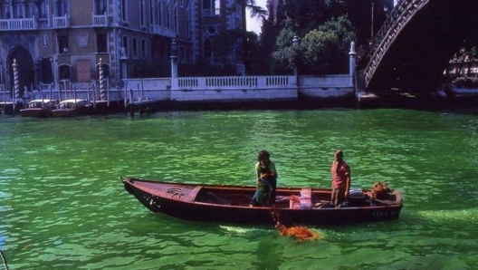 Venezia, l'acqua del Canal Grande si colora di verde fosforescente: sarebbe un liquido "tracciante"