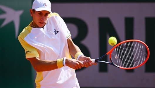 PARIS, FRANCE - MAY 28: Matteo Arnaldi of Italy plays a backhand against Daniel Elahi Galan of Colombia during their Men's Singles First Round match on Day One of the 2023 French Open at Roland Garros on May 28, 2023 in Paris, France. (Photo by Clive Mason/Getty Images)