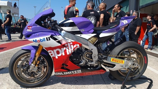 Aprilia Rsv4 “Kit Gram” nella corsia box di Misano