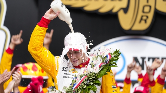 Josef Newgarden festeggia la vittoria col tradizionale latte. AP