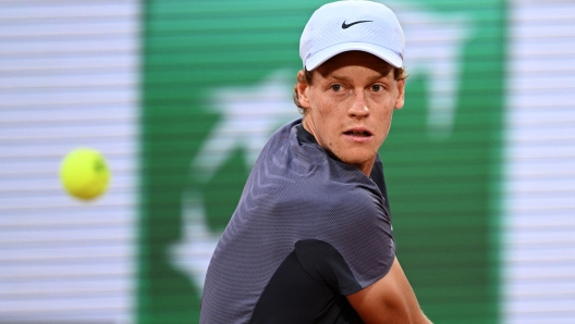 Italy's Jannik Sinner eyes the ball as he plays against France's Alexandre Muller during their men's singles match on day two of the Roland-Garros Open tennis tournament at the Court Philippe-Chatrier in Paris on May 29, 2023. (Photo by Emmanuel DUNAND / AFP)