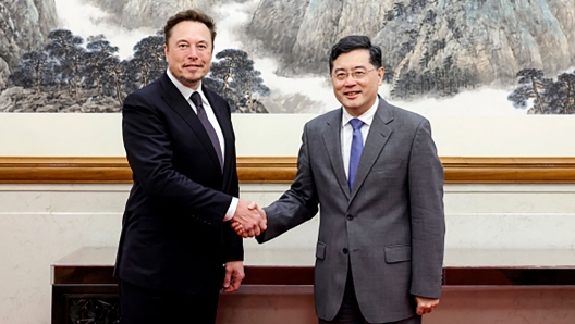 This handout picture taken and released by the Ministry of Foreign Affairs of the People's Republic of China on May 30, 2023 shows Tesla CEO Elon Musk (L) shaking hands with China's Foreign Minister Qin Gang during a meeting in Beijing. Elon Musk met Foreign Minister Qin Gang in Beijing on May 30, the ministry said, as the Tesla CEO embarks on his first trip to China in more than three years. (Photo by Handout / Ministry of Foreign Affairs of the People's Republic of China / AFP) / -----EDITORS NOTE --- RESTRICTED TO EDITORIAL USE - MANDATORY CREDIT "AFP PHOTO / Ministry of Foreign Affairs of the People's Republic of China " - NO MARKETING - NO ADVERTISING CAMPAIGNS - DISTRIBUTED AS A SERVICE TO CLIENTS