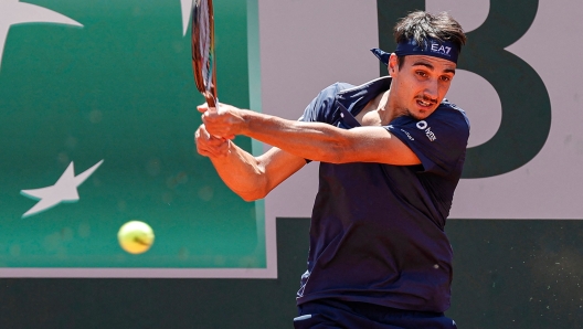 Italy's Lorenzo Sonego plays a backhand return to France's Ugo Humbert during their men's singles match on day four of the Roland-Garros Open tennis tournament in Paris on May 31, 2023. (Photo by GEOFFROY VAN DER HASSELT / AFP)