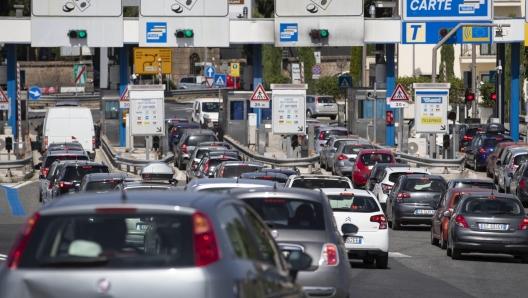 Code al casello autostradale di Valmontone, 22 agosto 2020. ANSA/MASSIMO PERCOSSI