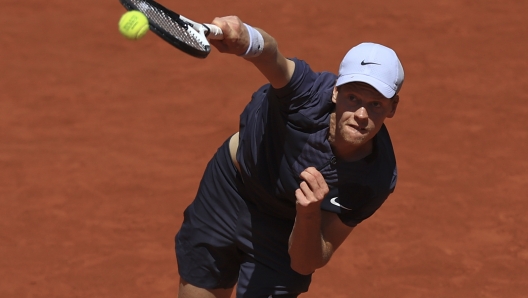 Italy's Jannik Sinner serves against Germany's Daniel Altmaier during their second round match of the French Open tennis tournament at the Roland Garros stadium in Paris, Thursday, June 1, 2023. (AP Photo/Aurelien Morissard)