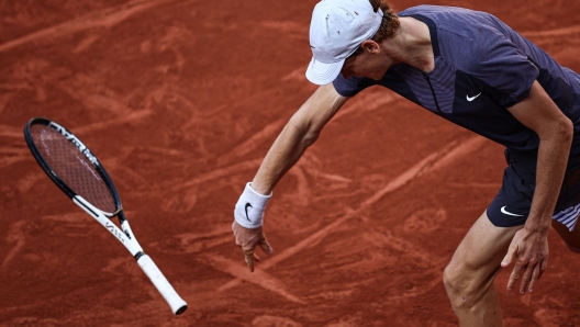 Italy's Jannik Sinner reacts as he plays against Germany's Daniel Altmaier during their men's singles match on day five of the Roland-Garros Open tennis tournament at the Court Suzanne-Lenglen in Paris on June 1, 2023. (Photo by Anne-Christine POUJOULAT / AFP)