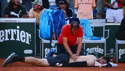 PARIS, FRANCE - JUNE 01: Andrea Vavassori of Italy receives treatment during a break between sets against Olivieri Genaro Alberto of Argentina in the Men's Singles Second Round match on Day Five of the 2023 French Open at Roland Garros on June 01, 2023 in Paris, France. (Photo by Clive Mason/Getty Images)